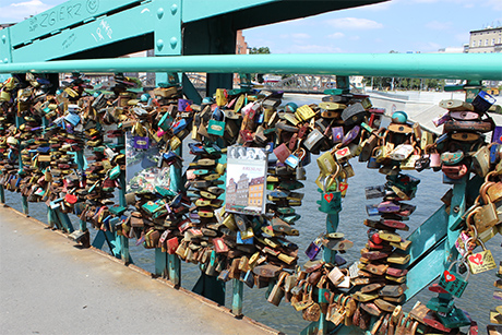 Dass die Liebe eine Last sein kann, zeigt eindrucksvoll die Dombrücke/Most Tumski.