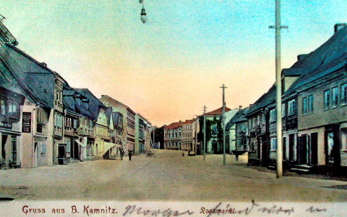 Der Rossmarkt in Böhmisch Kamnitz, an dem Johannes Hegenbarths Elternhaus lag (auf der rechten Seite, hinter dem 2. Strommast). Postkarte, um 1910, © Archiv Bernd Lindner