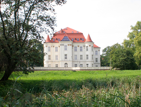 Das Schloss Breslau-Lissa, heute Ort des Kulturzentrums »Zamek«. Die historische Parkanlage wurde Ende des 20. Jahrhunderts saniert und erhielt den Namen Lissaer Park/Park Leśnicki.