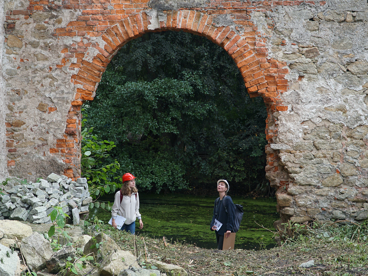 Blick auf den Teich hinter dem Schloss von Penkendorf/Panków