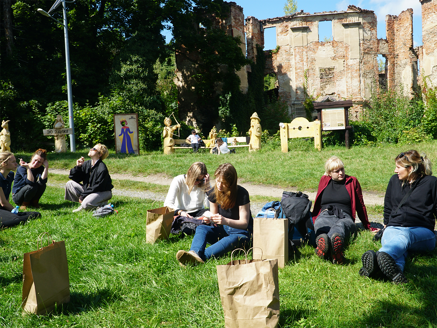 Pause vor der Schlossruine von Habendorf/Owiesno