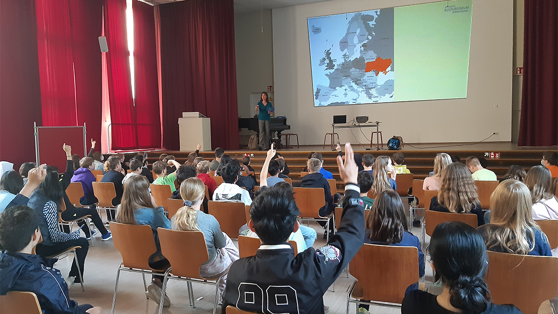 Schulvortrag und Workshop zum Krieg in der Ukraine: Tanja Krombach im Mai 2022 beim Ukraine-Vortrag vor dem 6. Jahrgang der Alt-Schmargendorf-Grundschule in Berlin