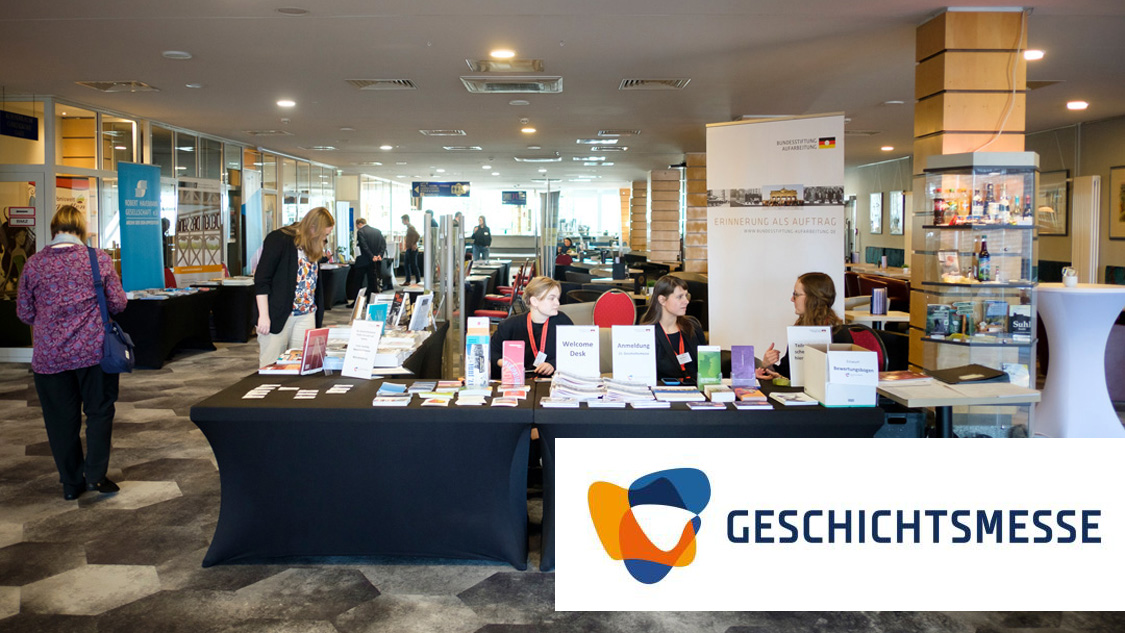 Der Willkommensstand der Bundesstiftung Aufarbeitung auf der Geschichtsmesse 2023 im Ringberg Hotel Suhl Foto: © Bundesstiftung Aufarbeitung | Dong-Ha Choe	