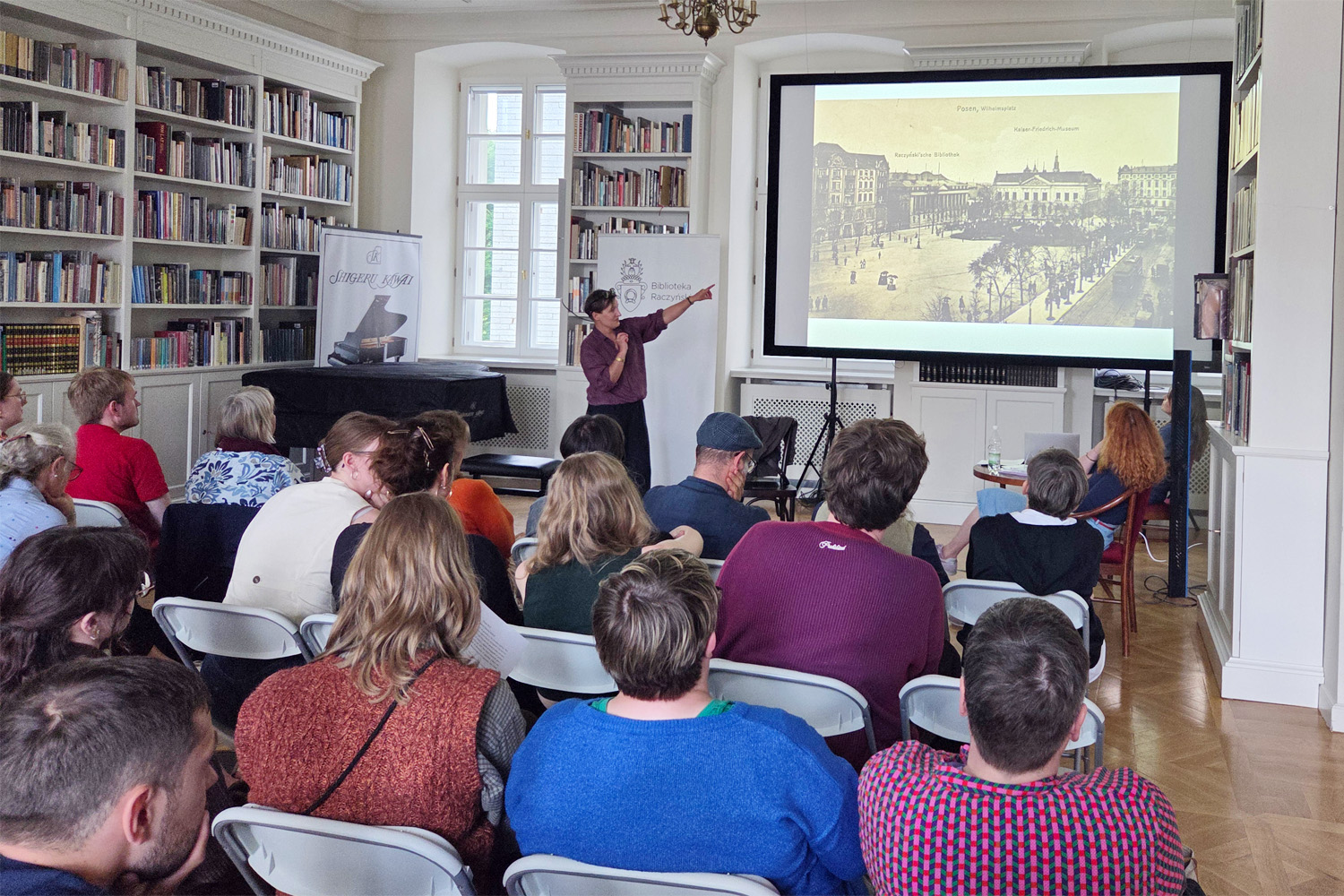 Dr. Aleksandra Paradowska beim Vortrag über die preußische Geschichte von Posen in der Raczyński-Bibliothek. Foto: © DKF, Magdalena Gebala