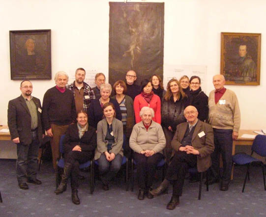 Gruppenfoto aller Teilnehmer sowie der Organisatoren, Alina Dittmann und Lisa Schönenberger (vorn, 1. und 2. von links)