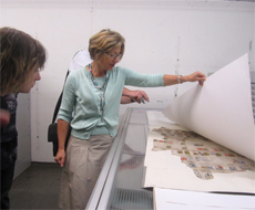Archivdirektorin Dr. Nicole Bischoff zeigt großformatige Archivalien.