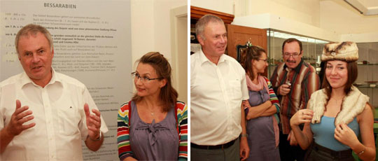 links: Museumsleiter Ingo Isert und Liana Kryshevska, Kulturmanagerin aus Odessa. rechts: Manche Exponate im Heimatmuseum dürfen mit Genehmigung des Leiters auch angefasst bzw. anprobiert werden. Links: Museumsleiter Ingo Isert und Liana Kryshevska, Kulturmanagerin aus Odessa. Rechts: Manche Exponate im Heimatmuseum dürfen mit Genehmigung des Leiters auch angefasst bzw. anprobiert werden.