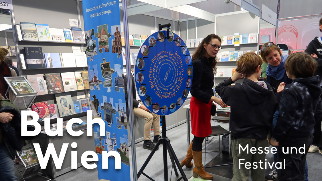  Buch Wien im vergangenen Jahr: Heinke Fabritius, Kultureferentin für Siebenbürgen am Siebenbürgischen Museum Gundelsheim, dreht mit jungen Messebesucherinnen an unserem beliebten Regionen-Glücksrad. Foto: © Deutsches Kulturforum östliches Europa, 2023