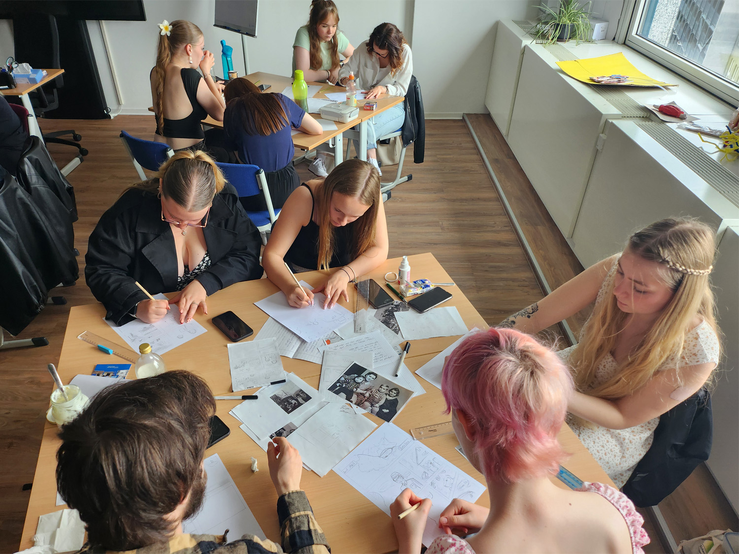 Die Chemnitzer Schülerinnen und Schüler konzentriert bei der Arbeit an ihren Comics. Foto: © Deutsches Kulturforum östliches Europa, 2025 Die Chemnitzer Schülerinnen und Schüler konzentriert bei der Arbeit an ihren Comics. Foto: © Deutsches Kulturforum östliches Europa, 2025