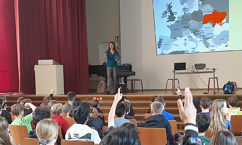 Tanja Krombach im Mai 2022 beim Ukraine-Vortrag vor dem 6. Jahrgang der Alt-Schmargendorf-Grundschule in Berlin