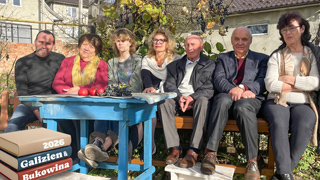 Tanja Kloubert-Hoggan (Mitte) im ukrainischen Czernowitz (Dezember 2023) Standbild aus dem Film Chronos – Fluss der Zeit von Volker Koepp © Salzgeber Verleih