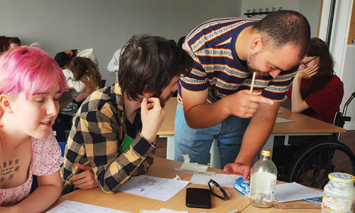 Der tschechische Comic-Künstler Matěj Kolář und Chemnitzer Schüler während des Workshops Partner
