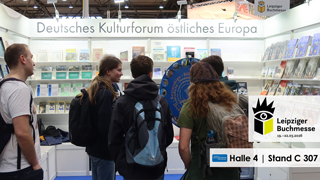 Auf der Leipziger Buchmesse im vergangenen Jahr: Junge Messebesucher an unserem beliebten Regionen-Glücksrad. Foto: © Deutsches Kulturforum östliches Europa, 2025