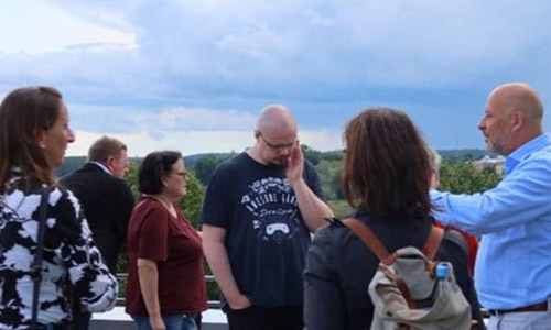 Mit Professor Werner Benecke (Mitte re.) auf dem Dach des Collegium Polonicum in Słubice, Blick nach Frankfurt (Oder). Foto: © Cornelius Teßmer, Deutsches Kulturforum östliches Europa (Ausschnitt)