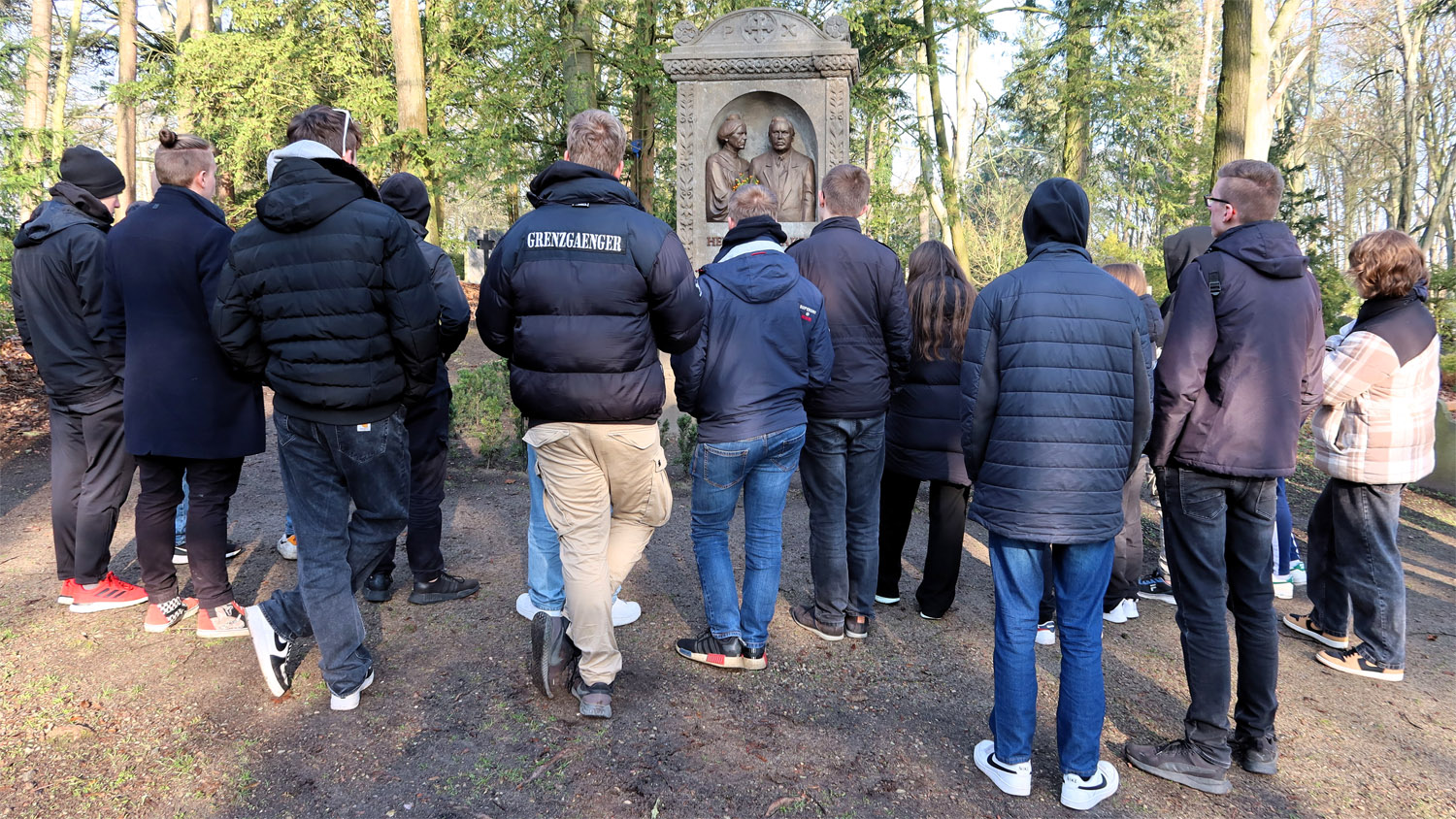 Schulprojekt Schönberg-Stettin: Die Schönberger Klasse am Grab von Hermann und Johanna Haken