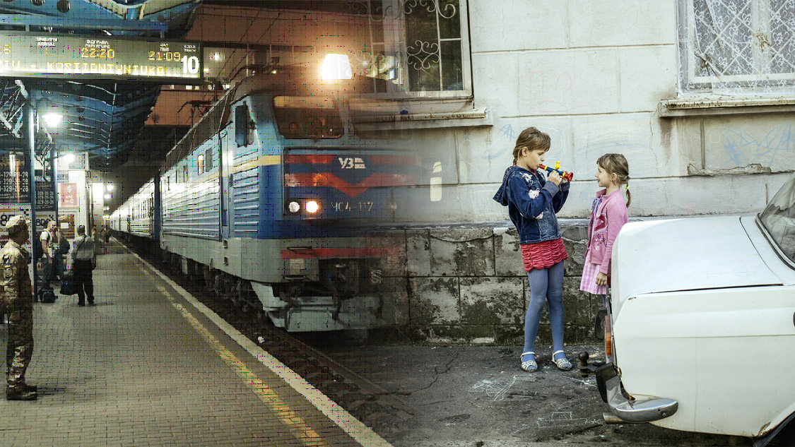 links: Filmstill aus Train Kyiv-War Filmstill: Kornii Hrytsiuk, Foto rechts: © Florian Bachmeier