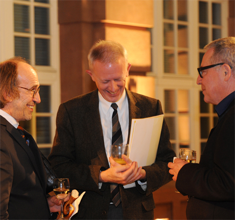 Der Preisträger Raymond M. Douglas im Gespräch mit Mathias Beer, stellvertretender Leiter des Institut für donauschwäbische Geschichte und Landeskunde in Tübingen (links) und Prof. Karl Schlögel, der 2004 mit dem Georg Dehio-Buchpreis ausgezeichnet wurde. Foto: © Deutsches Kulturforum östliches Europa, 2014 • Anke Illing, Berlin