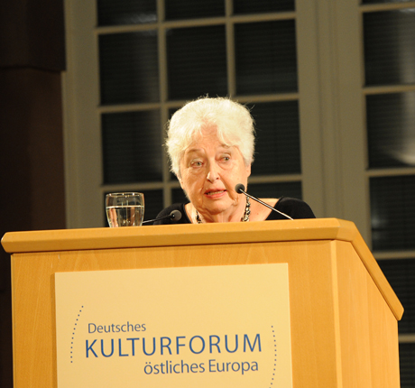 Die Hauptpreisträgerin Barbara Coudenhove-Kalergi bei ihrer Dankesrede Foto: © Deutsches Kulturforum östliches Europa, 2014 • Anke Illing, Berlin