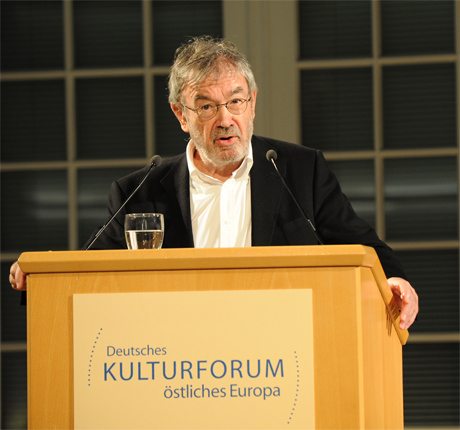 Der Schriftsteller Martin Pollack hielt die Laudatio auf Barbara Coudenhove-Kalergi. Foto: © Deutsches Kulturforum östliches Europa, 2014 • Anke Illing, Berlin