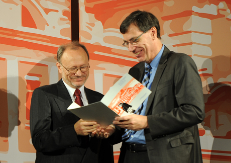 Prof. Dr. Petro Rychlo erhält aus den Händen von Dr. Günter Winands die Urkunde für den Hauptpreis des Georg Dehio-Kulturpreises 2015.