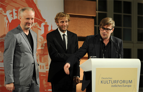  Jaromír 99 Švejdík, Tomáš Luňák und Jaroslav Rudiš bedankten sich für den Preis – mit dem Hinweis, dass sie stellvertretend für viele andere auf der Bühne stünden, die an diesem Film mitgewirkt hatten. Auch der tschechische und deutsche Produzent waren der Einladung zur Preisverleihung nach Berlin gefolgt.