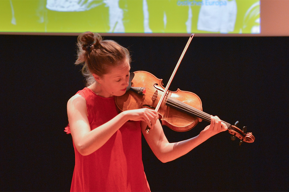 Die Bratschistin Alexina Hawkins sorgte für das musikalische Rahmenprogramm der Preisverleihung.
