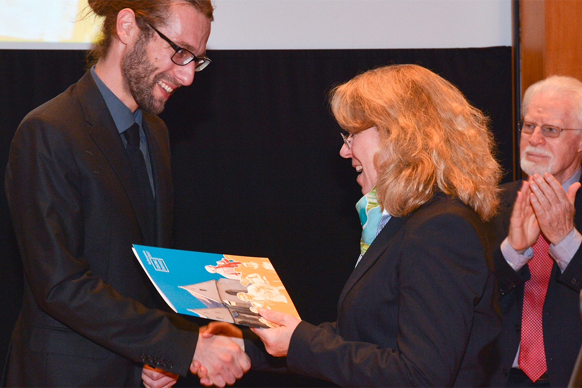 Maria Bering überreicht Jaroslav Ostrčilík die Urkunde über den Förderpreis des Georg Dehio-Kulturpreises 2017. Rechts Winfried Smaczny.