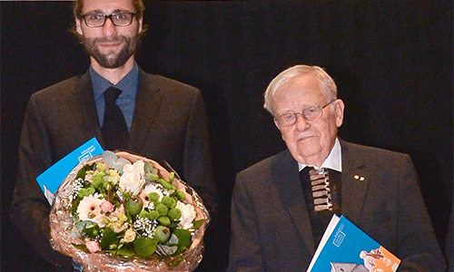 Paul Philippi (Mitte) und Jaroslav Ostrčilík (2.v.l.) auf der Bühne bei der Preisverleihung.