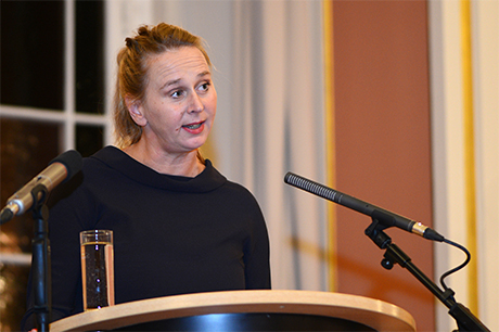 Die Journalistin Doris Akrap hielt die Laudatio auf Miljenko Jergović und Brigitte Döbert. | Foto: © Deutsches Kulturforum östliches Europa • Fotografin: Anke Illing Die Journalistin Doris Akrap