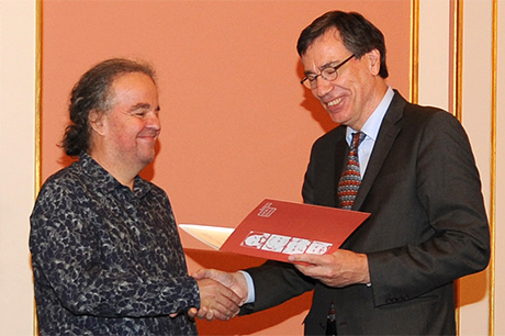 Miljenko Jergović erhält aus den Händen von Dr. Günter Winands, BKM, den Hauptpreis des Georg Dehio-Buchpreises 2018. | Foto: © Deutsches Kulturforum östliches Europa • Fotografin: Anke Illing Miljenko Jergović erhält aus den Händen von Dr. Günter Winands, BKM, den Hauptpreis des Georg Dehio-Buchpreises 2018.