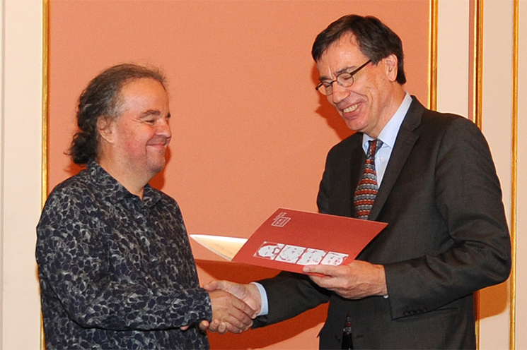 Miljenko Jergović erhält aus den Händen von Dr. Günter Winands, BKM, den Hauptpreis des Georg Dehio-Buchpreises 2018.