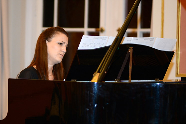 Großen Anklang beim Publikum fand das musikalische Rahmenprogramm der Pianistin Maja Matijanec. | Foto: © Deutsches Kulturforum östliches Europa • Fotografin: Anke Illing Großen Anklang beim Publikum fand das musikalische Rahmenprogramm der Pianistin Maja Matijanec.