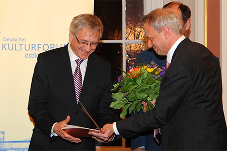 Alvydas Šlepikas bekommt von Dr. Harald Roth die Preisurkunde überreicht. | Foto: © Deutsches Kulturforum östliches Europa • Fotografin: Anke Illing Alvydas Šlepikas bekommt von Dr. Harald Roth die Preisurkunde überreicht.
