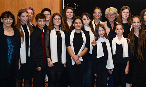 Das Kinder- und Jugendensemble »Canzonetta« mit Staatsministerin Prof. Monika Grütters in der Mitte