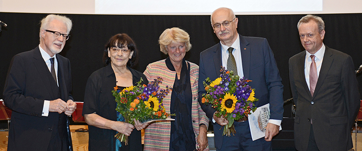 Die Georg Dehio-Kulturpreisträger 2019 heißen Dr. Maciej Łagiewski (2. v. r.) und Ingeborg Acker (2. v. l.) und das Kinder- und Jugendensemble »Canzonetta«. Staatsministerin  Prof. Monika Grütters (Mitte) überreichte die Preise. Ganz links Winfried Smaczny, Vorstandsvorsitzender, und ganz rechts Harald Roth, Direktor, als Vertreter des Deutschen Kulturforums östliches Europa. Foto: © Deutsches Kulturforum östliches Europa • Fotografin: Anke Illing