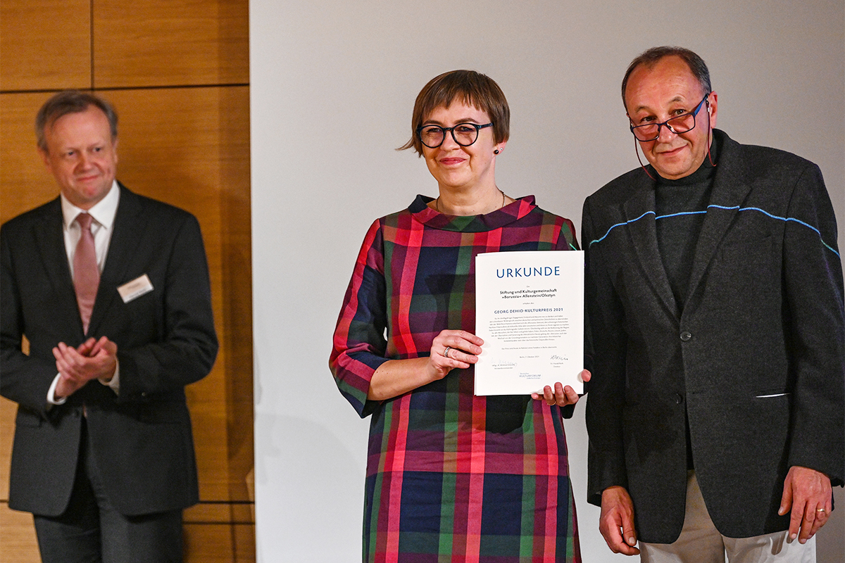 Prof. Dr. Robert Traba und Kornelia Kurowska nahmen den Georg Dehio-Kulturpreis 2021 (Hauptpreis) für die »Borussia« für ihr über drei Jahrzehnte währendes Engagement der Bewahrung und Vermittlung des kulturellen Erbes in der Woiwodschaft Ermland-Masuren entgegen. Links Dr. Harald Roth, Direktor des Deutschen Kulturforums.