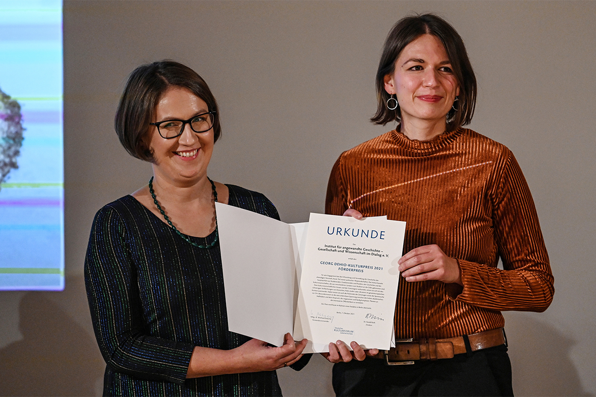 Für das Institut für angewandte Geschichte präsentieren Dr. Magdalena Abraham-Diefenbach und Antje Wilke die Urkunde des Georg Dehio-Kulturpreises 2021 (Förderpreis)