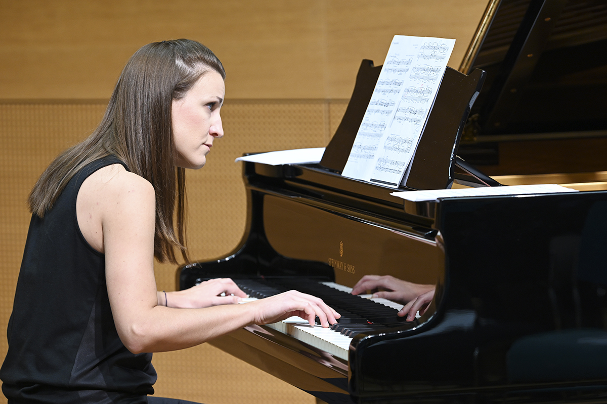 Für einen würdigen musikalischen Rahmen sorgte die Pianistin Maja Matijanec. Foto: © Deutsches Kulturforum östliches Europa, 2022 • Fotografin: Anke Illing