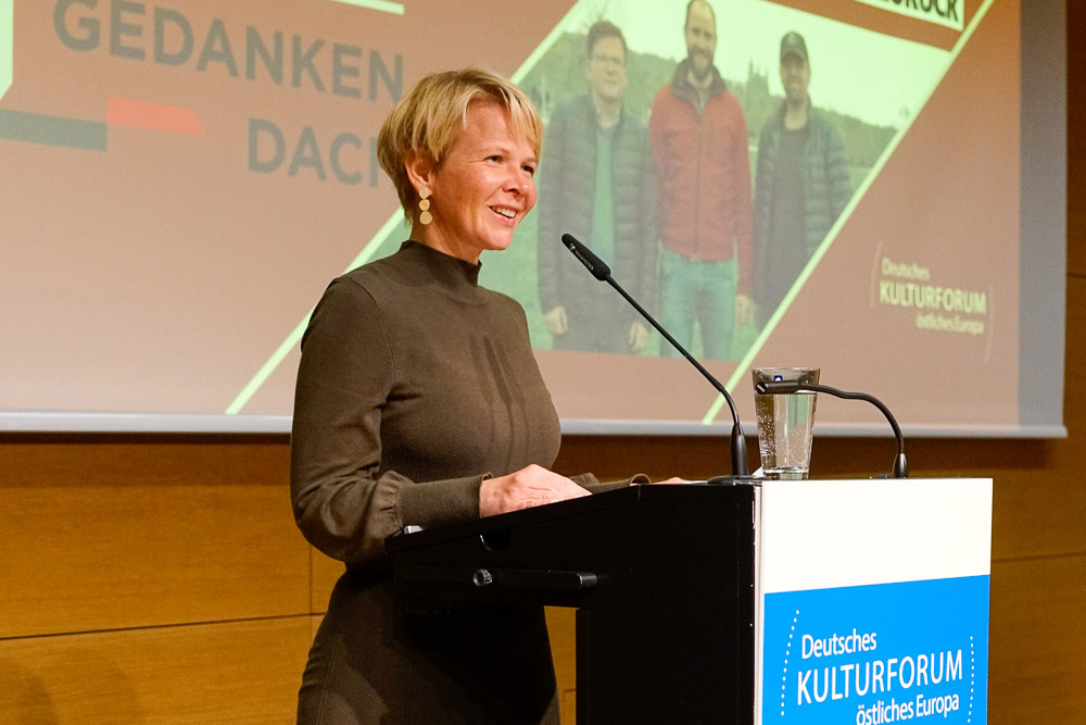 Judith Stumptner, Leiterin der Programm- und Öffentlichkeitsarbeit der Münchner Stadtbibliothek, hielt die Laudatio auf das Zentrum Gedankendach. Foto: © Deutsches Kulturforum östliches Europa, 2023 • Georg Franke