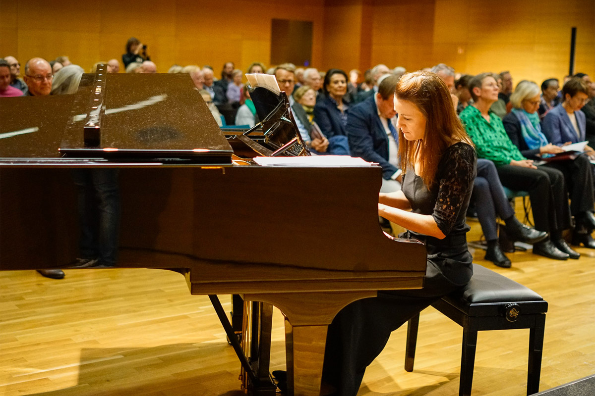 Wie bereits in den vergangenen Jahren begeisterte die Pianistin Maja Matijanec mit ihrem virtuosen Spiel auch 2023 das Publikum und sorgte mit Klavierstücken von Serhii Bortkewytsch und Bedřich Smetana für einen würdigen musikalischen Rahmen. Foto: © Deutsches Kulturforum östliches Europa, 2023 • Fotograf: Georg Franke