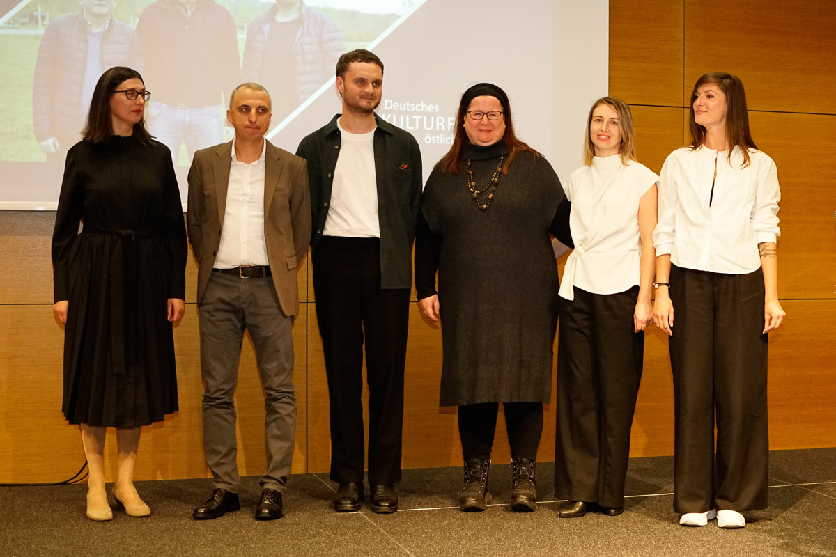 Das Team des Zentrums Gedankendach bei der Georg Dehio-Kulturpreisverleihung am 5. Oktober 2023 in Berlin. (von links nach rechts): Oxana Matiychuk, Serhij Lukanjuk, Oleh Barasij, Kati Brunner, Olha Kravchuk und Anna Stjopina Foto: © Deutsches Kulturforum östliches Europa, 2023 • Fotograf: Georg Franke