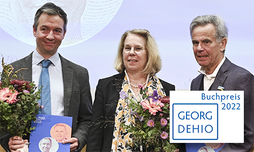 Georg Dehio-Buchpreisträger 2022: Vasco Kretschmann (links) und Michel Zeller (rechts). Die Preise überreichte Maria Bering (mitte). Foto: © Deutsches Kulturforum östliches Europa, 2022 • Anke Illing