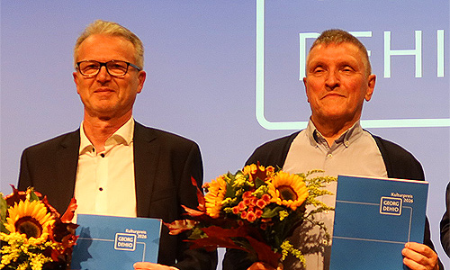 Die Georg-Dehio-Kulturpreisträger 2026 (v.l.): Artur Böpple vom Literaturkreis der Deutschen aus Russland und Hermann Pölking. Foto: © Deutsches Kulturforum östliches Europa, 2026 • Renate Zöller Partner