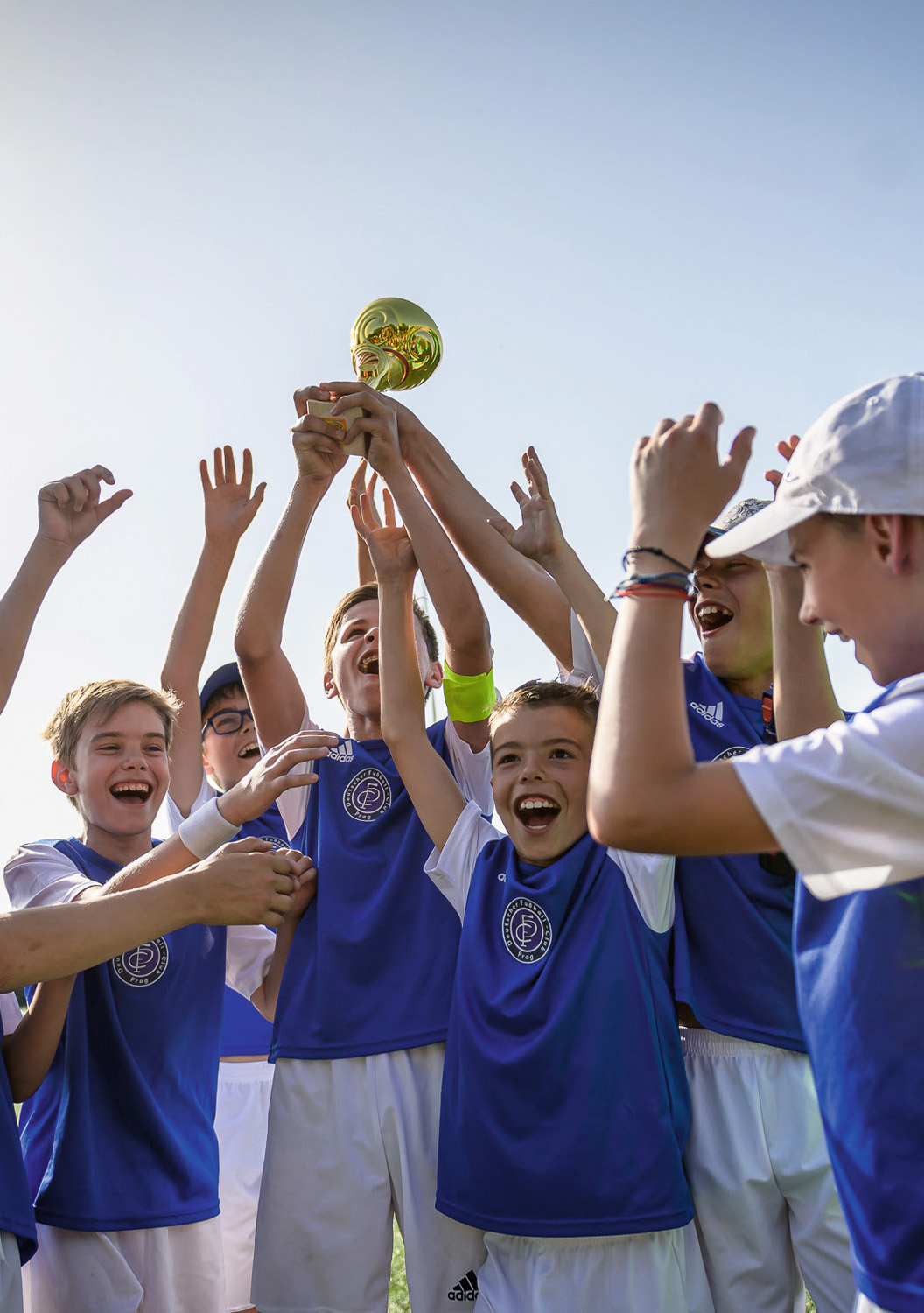 »Da ist das Ding!« Junge DFC-Kicker feiern einen Pokalgewinn. Filmstill aus DFC: Die Legende kehrt zurück