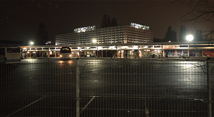 Der Busbahnhof von Kaliningrad. Standbild aus dem Film