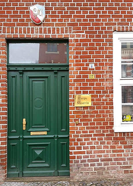 Wappen und Schild am Haus Kurfürstenstraße 17