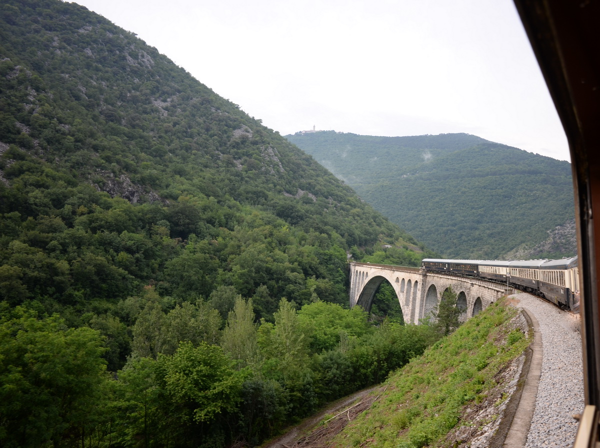 Die 220 Meter lange Salcanobrücke, deren erster Bau im 1. Weltkrieg zerstört wurde. Foto: © Ulrich Miksch