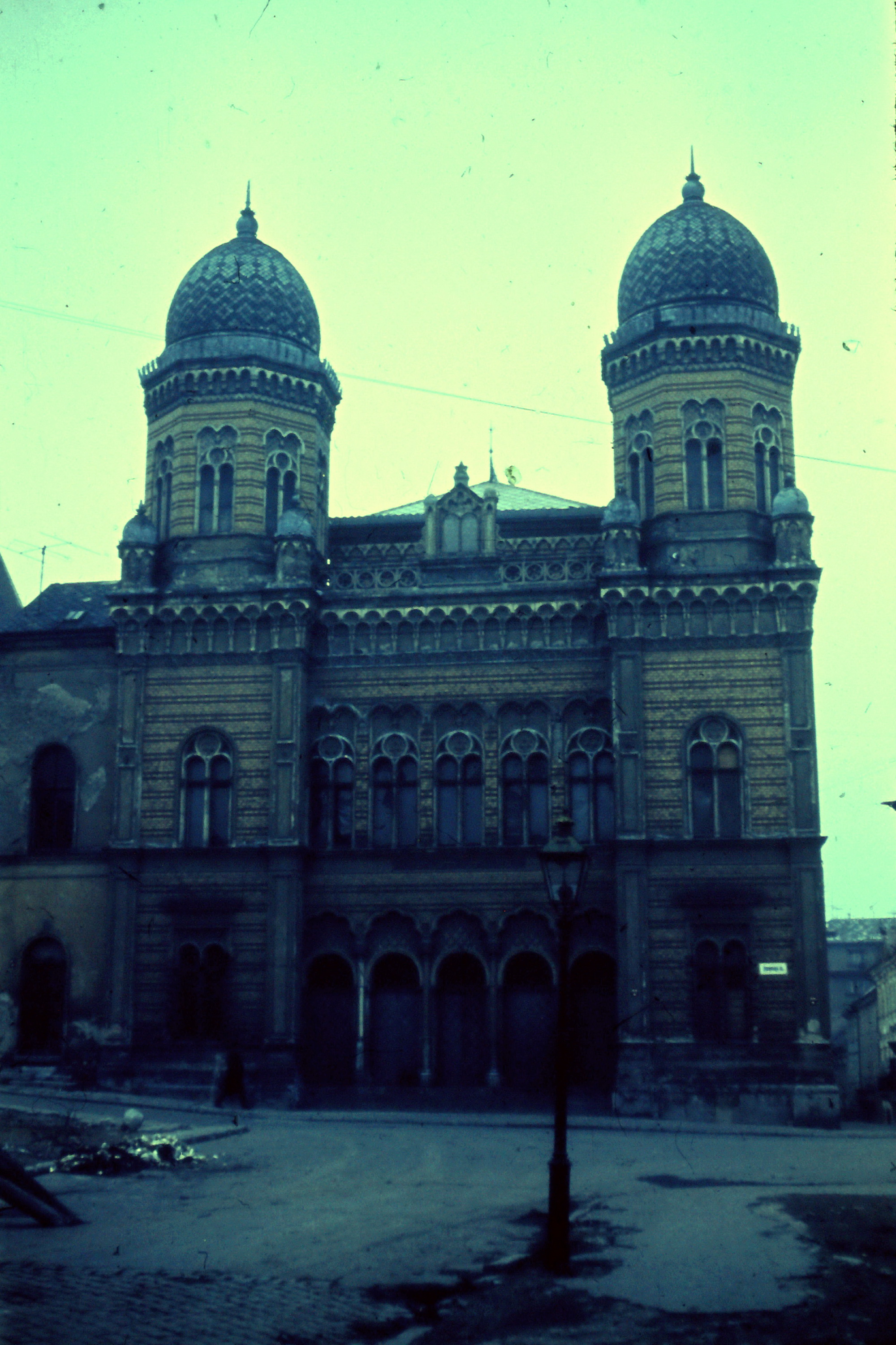 Vor dem Zweiten Weltkrieg verfügte die Stadt über ein reiches jüdisches Kulturleben. Die Neologe Synagoge, erbaut 1895, befand sich damals am Fischplatz. © Zdenka Vopatova/wikicommons