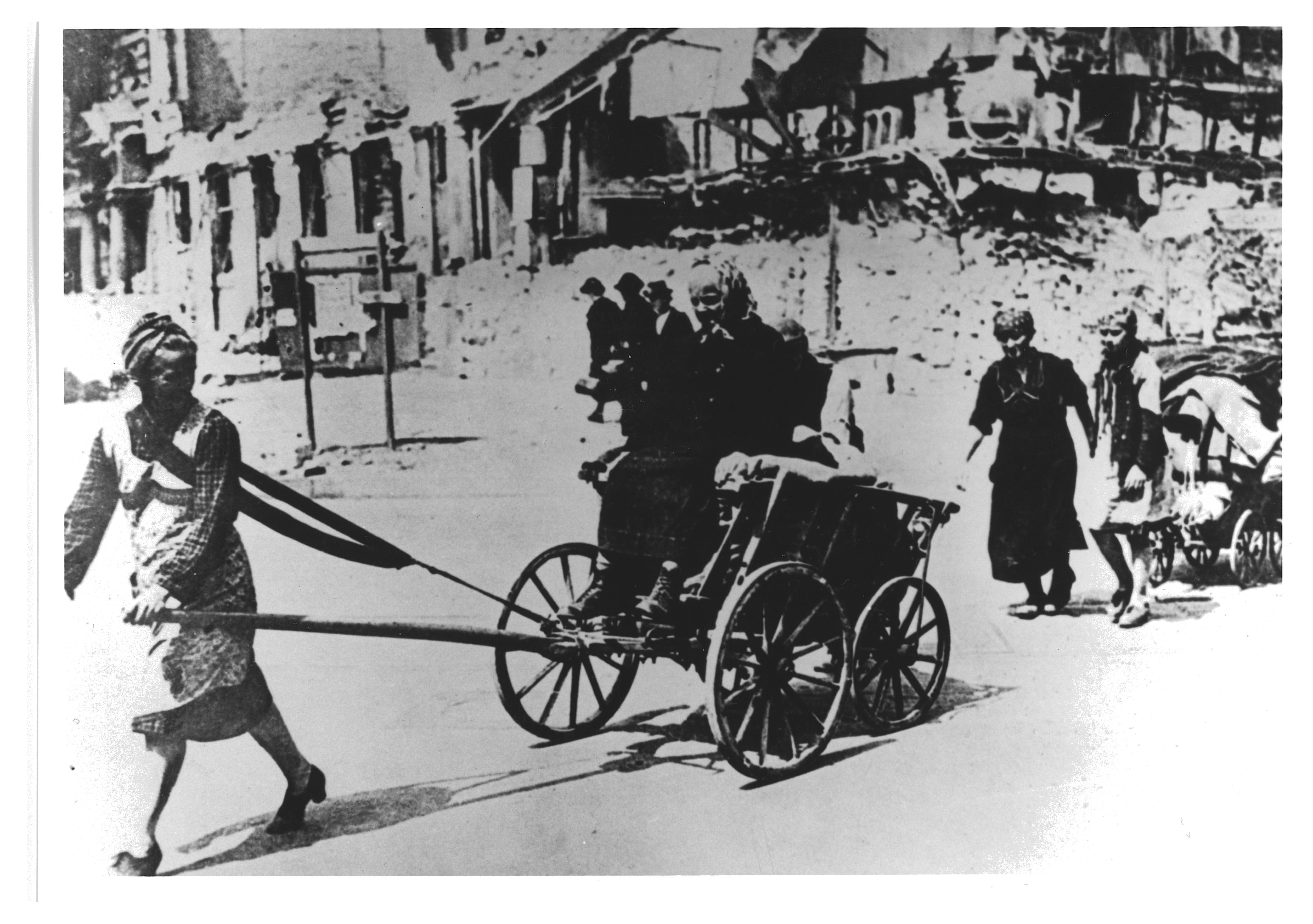 Flüchtlinge und Vertriebene, wie hier auf einem undatierten Foto vom Frühjahr 1945, gab es aus den damals deutsch besiedelten Ostgebieten Millionen. (c) private Sammlung/Pommersches Landesmuseum