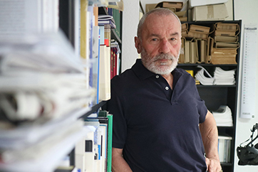 Georg Aescht in seinem Büro in Königswinter. Foto: © KK, Markus Nowak